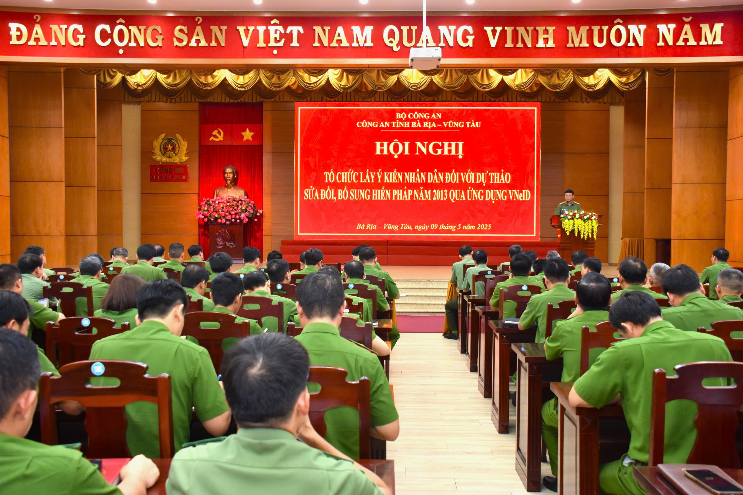 Các đại biểu tham gia hội nghị. 
