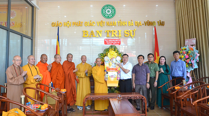 Ông Nguyễn Văn Đồng, Giám đốc Sở Dân tộc và Tôn giáo chúc mừng Ban Trị sự Giáo hội Phật giáo Việt Nam tỉnh. Ảnh: CẨM NHUNG