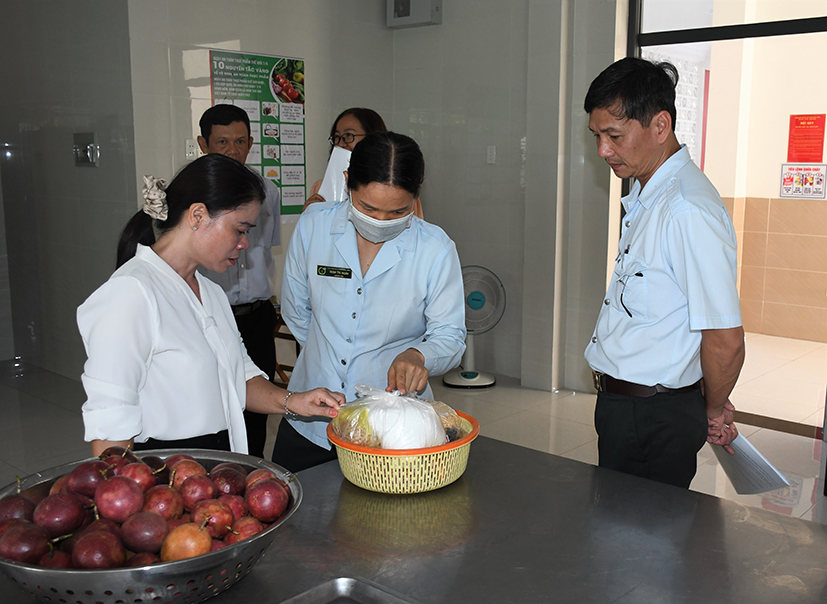 Thành viên đoàn kiểm tra việc bảo quản thực phẩm của Trường MN Lan Anh Ischool.