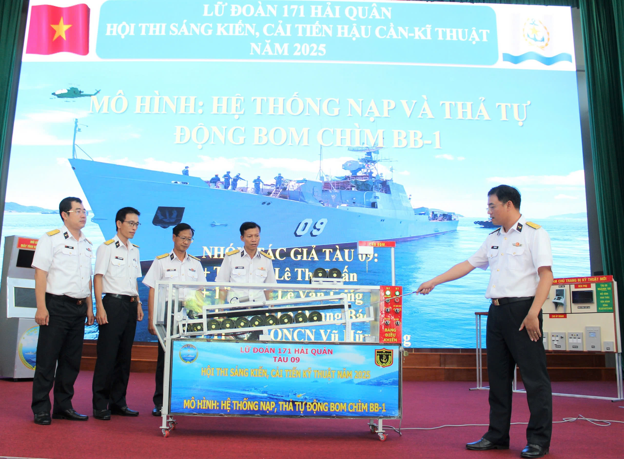 Cán bộ, chiến sĩ tàu 09 thuyết minh sáng kiến tại hội thi.