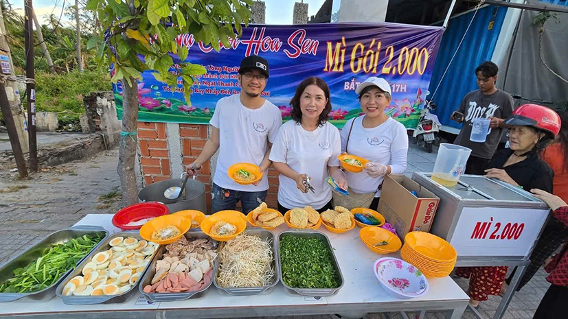 Tiệm mì 2.000 đồng trong một buổi mở bán.