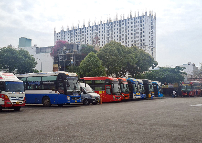 Các đơn vị có quy mô nhỏ, đặc biệt từ 1-2 xe, nếu thuê người trực tiếp điều hành vận tải sẽ không đủ kinh phí vận hành. Trong ảnh: Xe chạy tuyến cố định tại Bến xe khách Vũng Tàu.