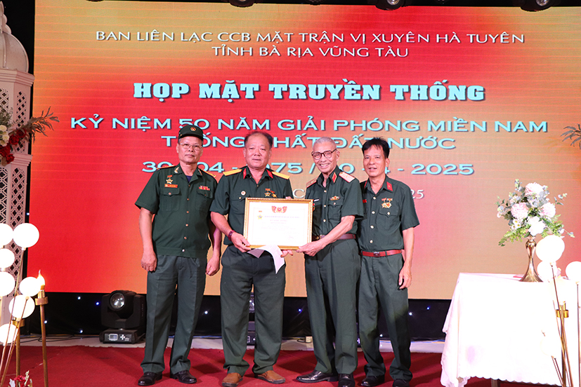 Thiếu tướng Nguyễn Đức Huy (thứ hai từ phải qua), nguyên Phó Tư lệnh Quân khu 2 trao Kỷ niệm chương cho hội viên CCB Đỗ Xuân Thủy.