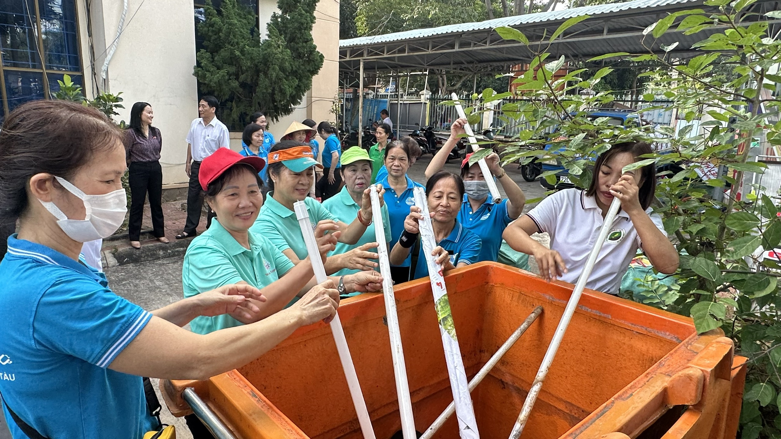 Người dân phường 7 (TP.Vũng Tàu) thực hiện phân loại rác nguy hại ngay tại nguồn.