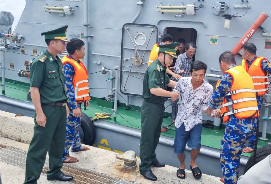 Lực lượng chức năng đưa ngư dân gặp nạn trên biển vào Côn Đảo an toàn.