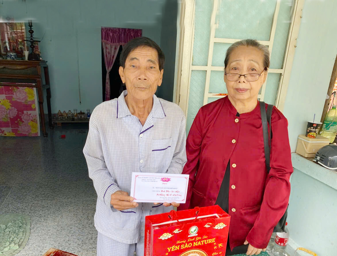 Bà Lệ Thị Đến tặng quà hỗ trợ ông Trần Văn Liêm.