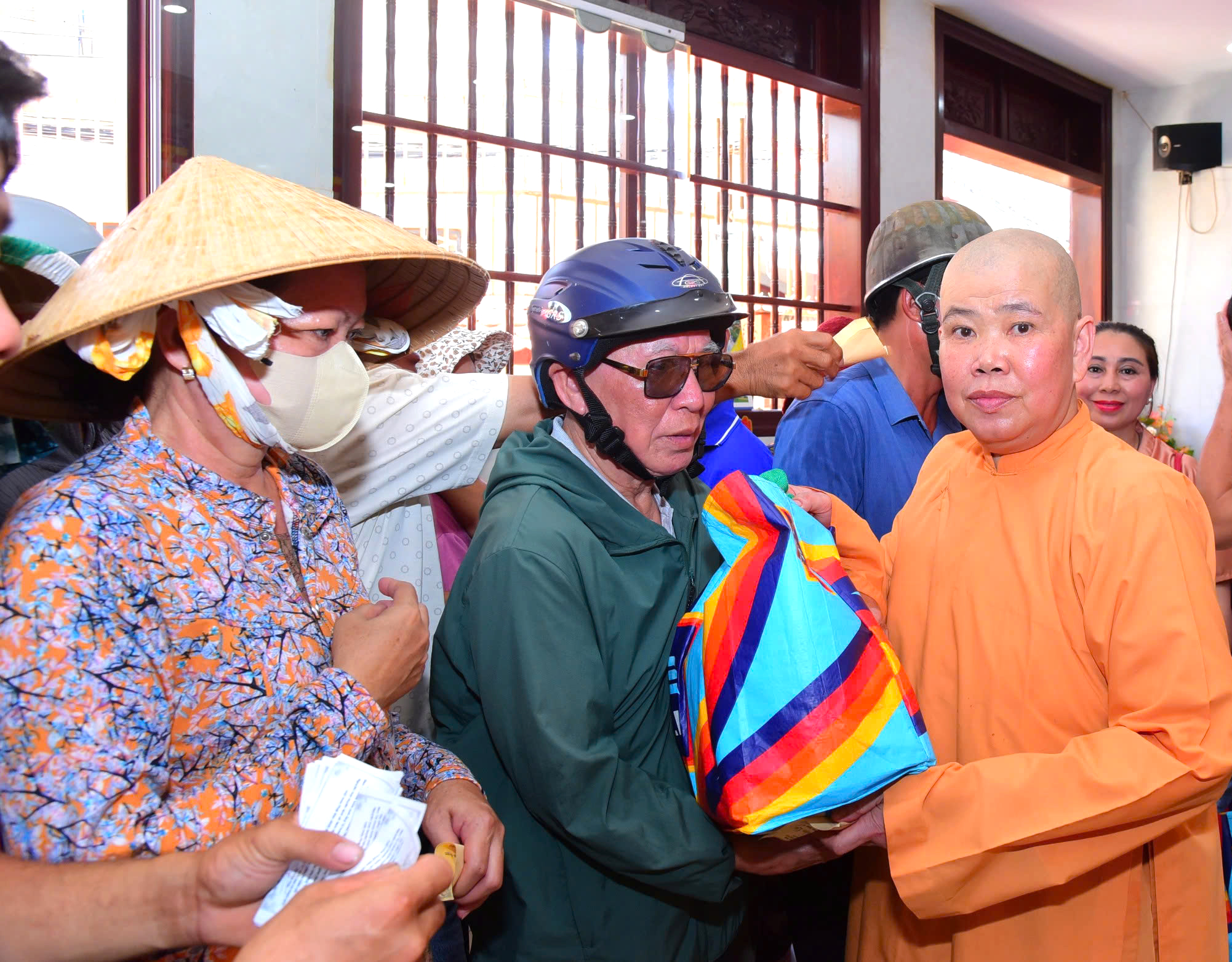 Ni sư Thích Nữ Tiến Liên, Trụ trì Tịnh xá Ngọc Đức tặng quà cho người có hoàn cảnh khó khăn.