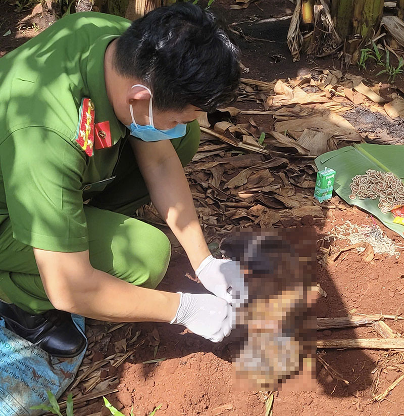Cơ quan chức năng khám nghiệm hiện trường để điều tra vụ việc. 