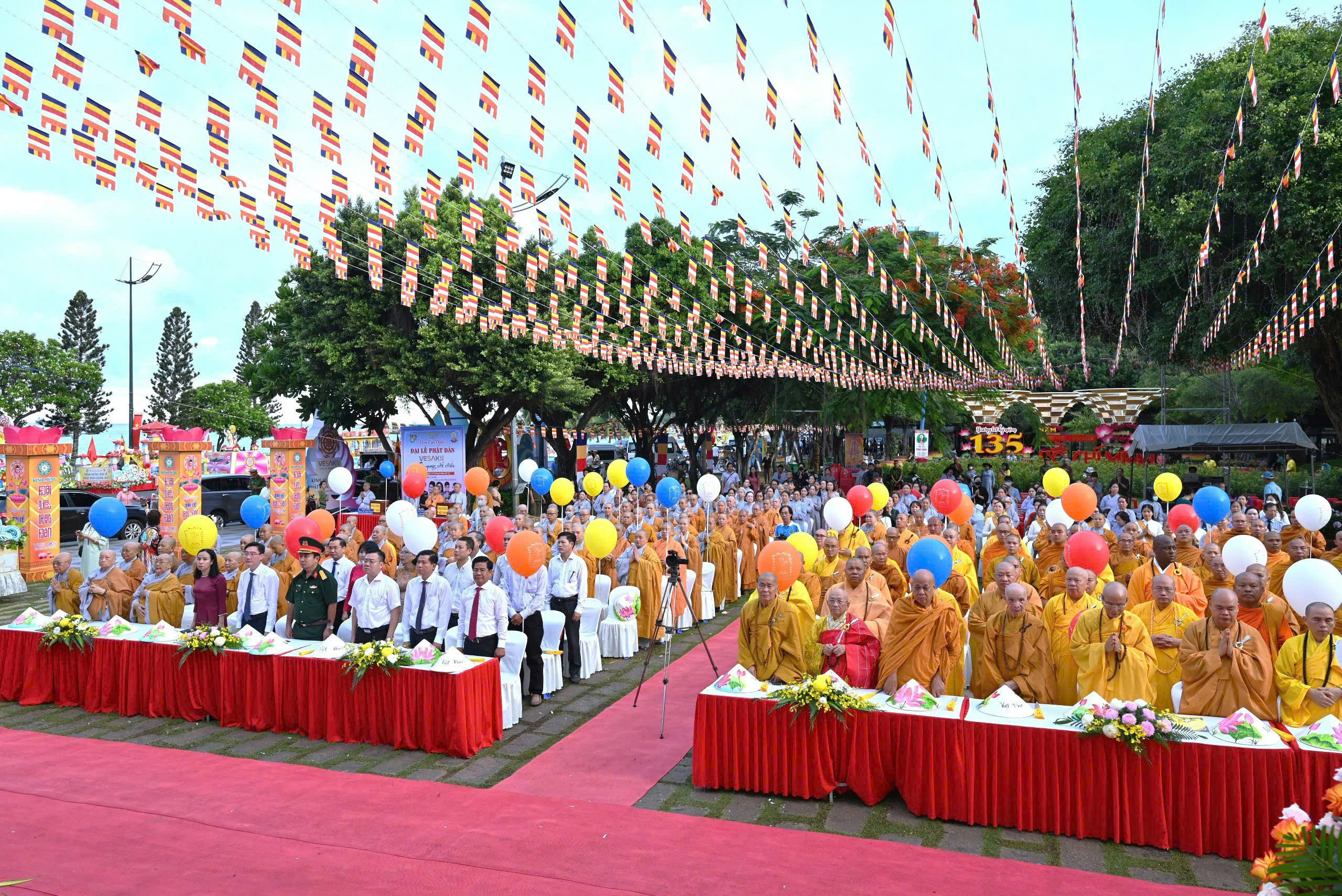 Các lãnh đạo tỉnh, đại diện các sở, ban, ngành, địa phương cùng đông đảo tăng ni, phật tử tham dự Đại lễ Phật đản 2025.