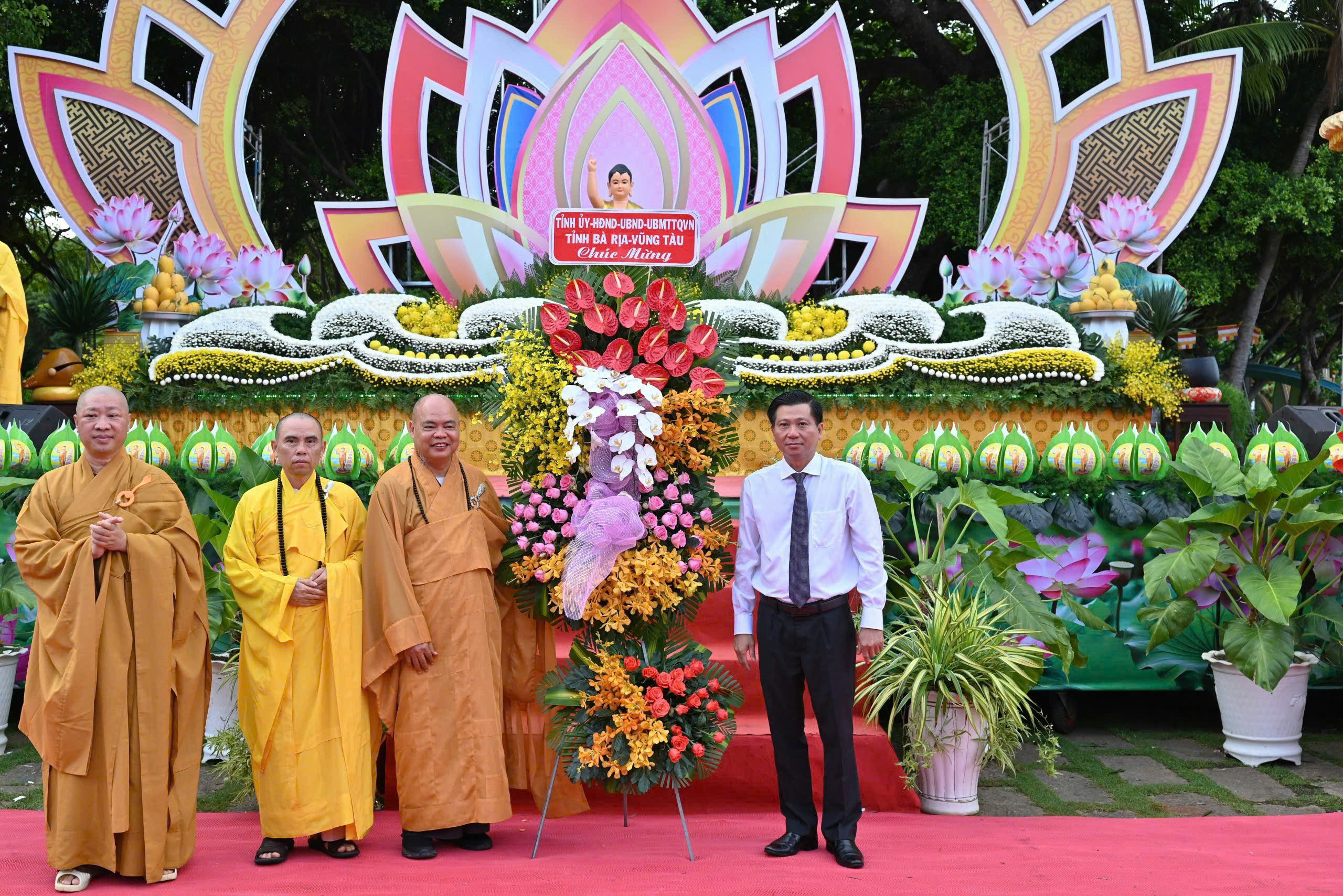 Ông Trần Văn Tuấn, Phó Chủ tịch HĐND tỉnh tặng lẵng hoa của Tỉnh ủy, HĐND, UBND, UBMTTQ Việt Nam tỉnh chúc mừng Đại lễ Phật đản 2025.