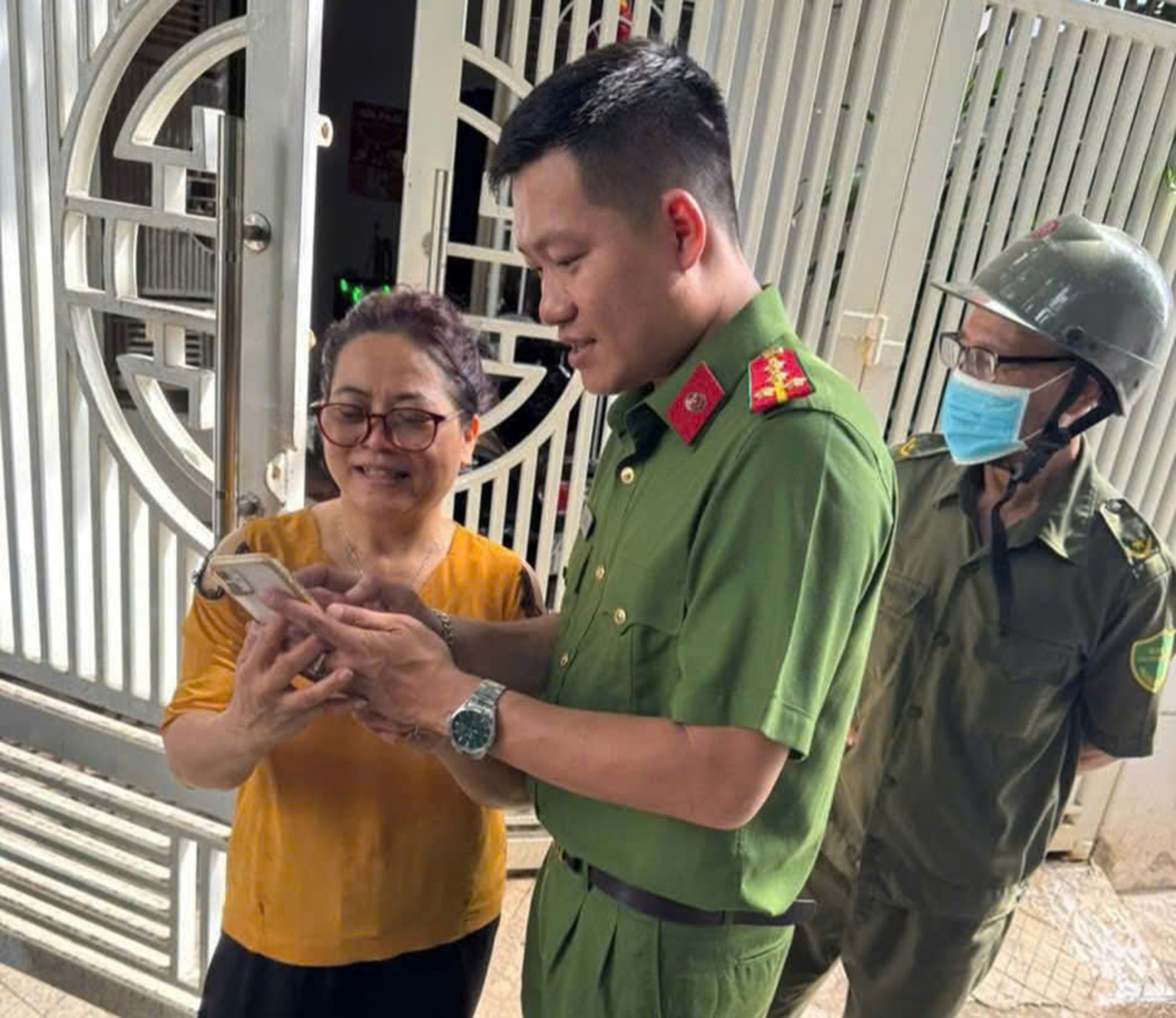 Lực lượng công an toàn tỉnh đã trực tiếp “đi từng ngõ, gõ từng nhà” hướng dẫn người dân góp ý sửa đổi Hiến pháp năm 2013 thông qua ứng dụng định danh điện tử VNeID.