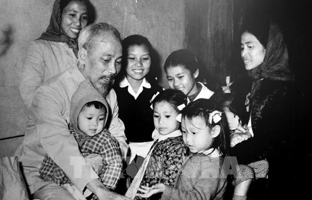 Bác luôn dành tình yêu thương đặc biệt cho thiếu nhi. (Ảnh tư liệu)