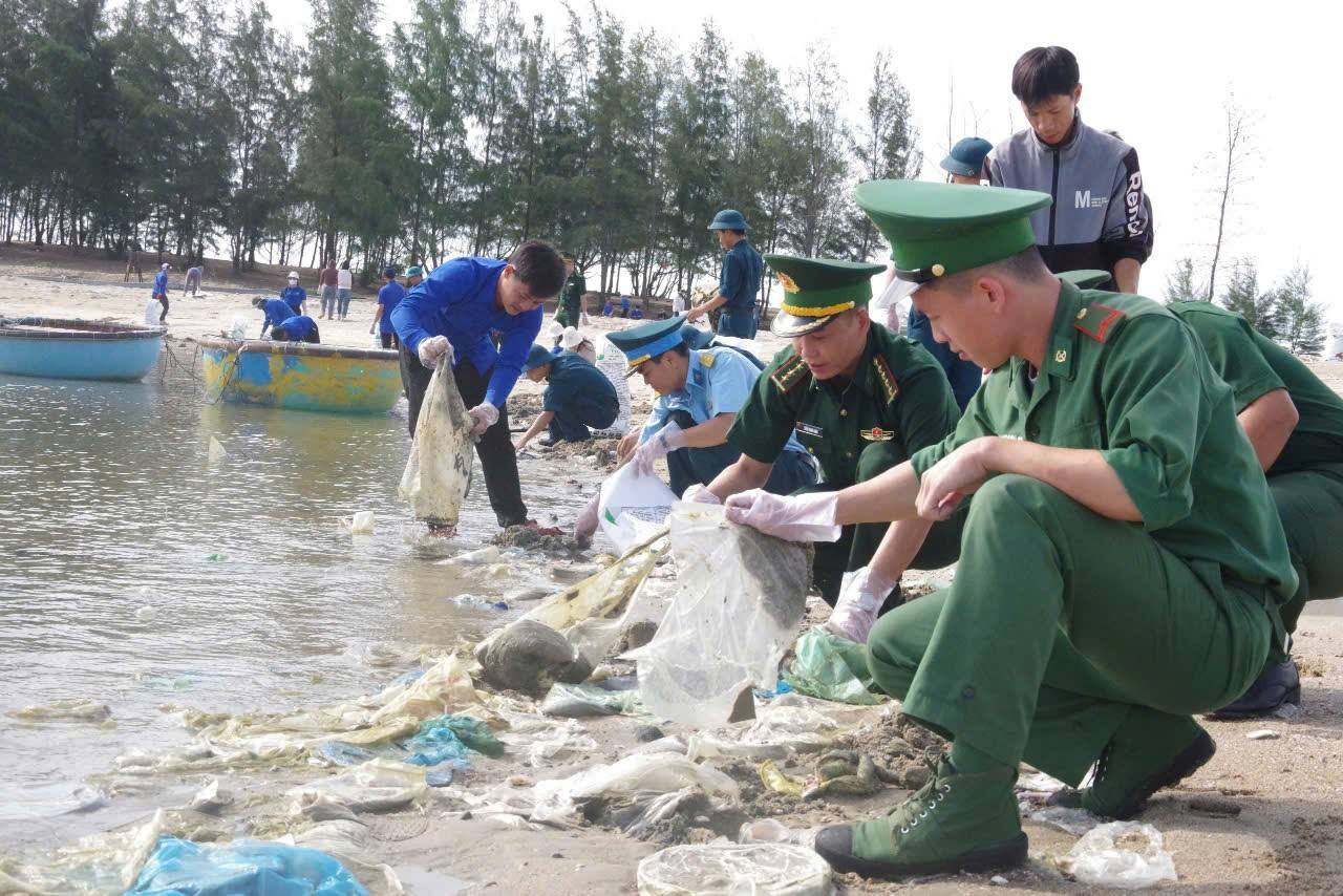 Hơn 200 thanh niên, đoàn viên, cán bộ chiến sĩ trên địa bàn huyện Xuyên Mộc tổ chức thu gom rác tại bờ kè biển Bình Châu.