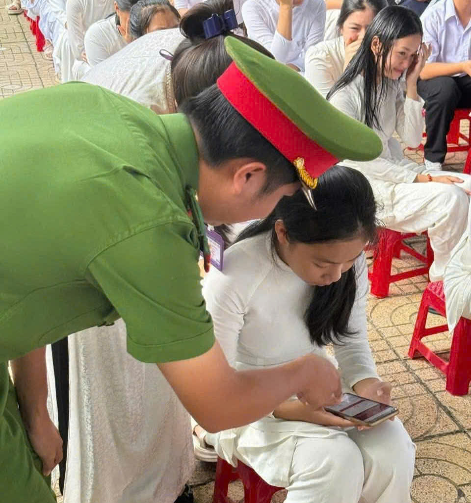 Công an TT.Long Hải (huyện Long Đất) hướng dẫn HS Trường THPT Long Hải cách sử dụng ứng dụng VNeID đăng nhập và gửi ý kiến góp ý sửa đổi Hiến pháp 2013.