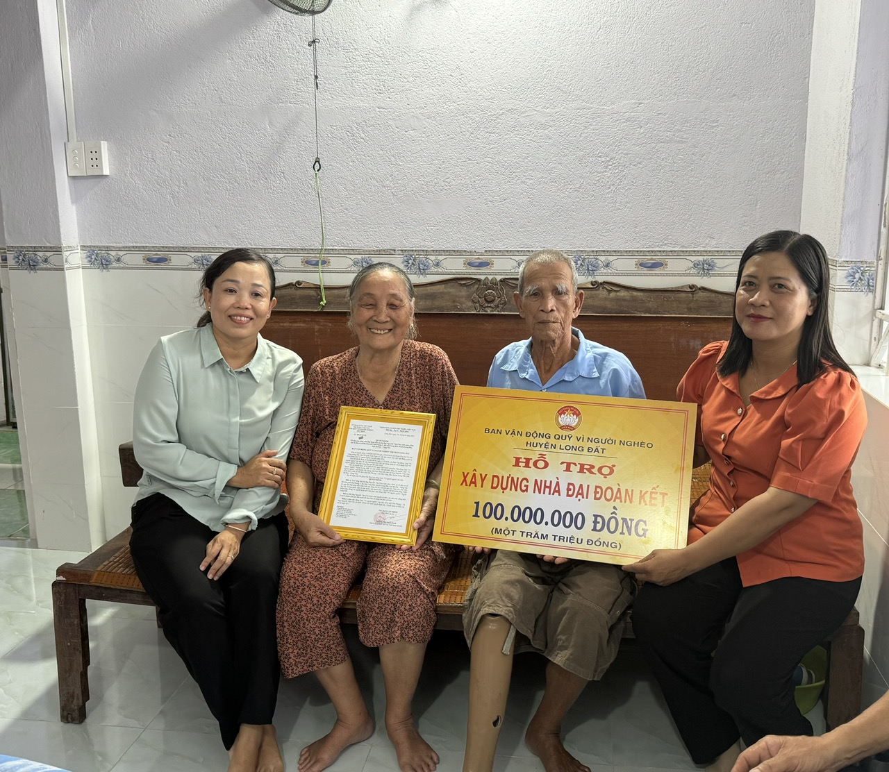 Lãnh đạo Ủy ban MTTQ Việt Nam huyện Long Đất và Ủy ban MTTQ Việt Nam TT.Long Hải trao bảng tượng trưng kinh phí và quyết định bàn giao nhà cho gia đình ông Nguyễn Văn Cho.