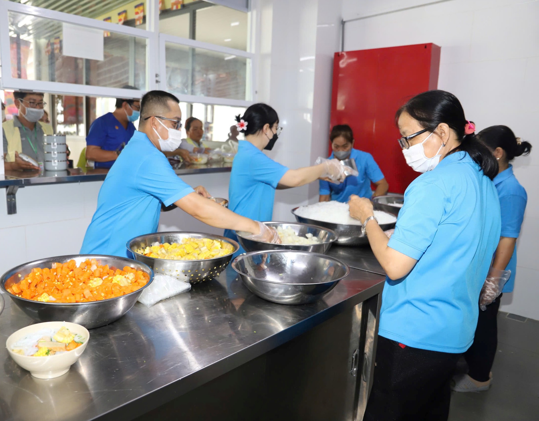 Thành viên Nhóm Thiện nguyện Nhật Anh chuẩn bị các suất ăn phát cho bệnh nhân đang điều trị tại Bệnh viện Bà Rịa.