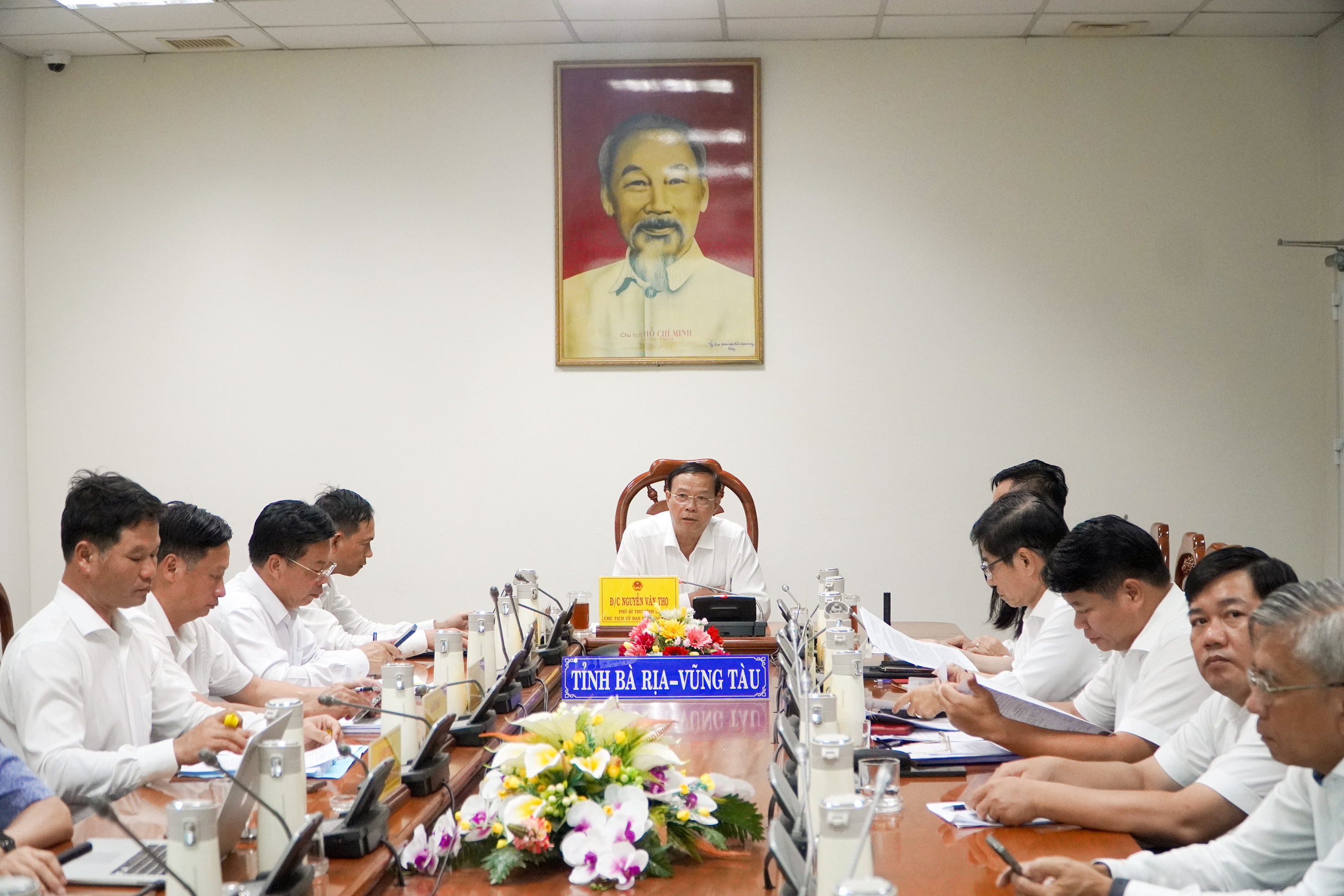 Chủ tịch UBND tỉnh Nguyễn Văn Thọ chủ trì cuộc họp.