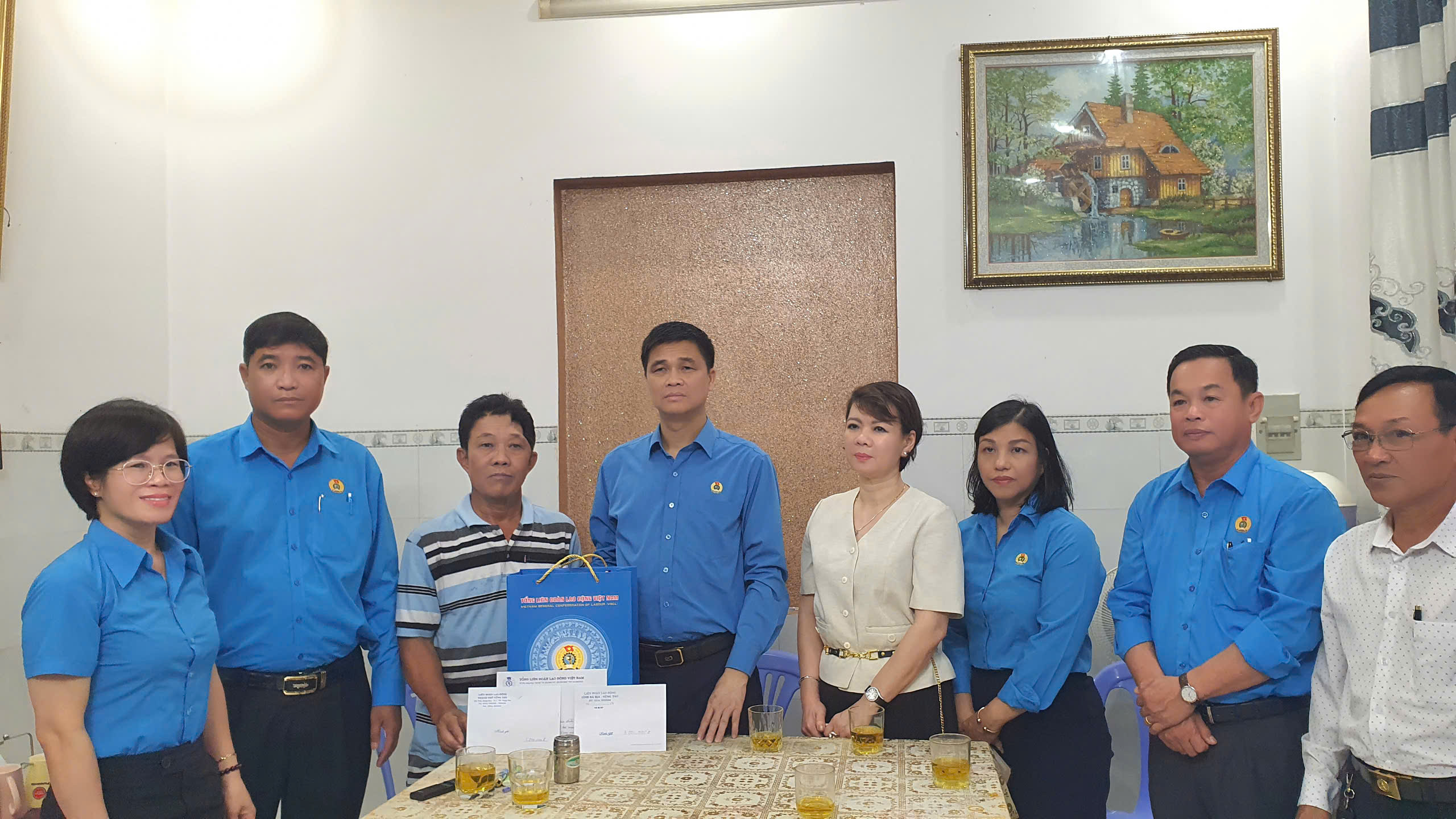 Ông Ngọ Duy Hiểu cùng đoàn công tác thăm, động viên gia đình chị Phan Thị Hoài.