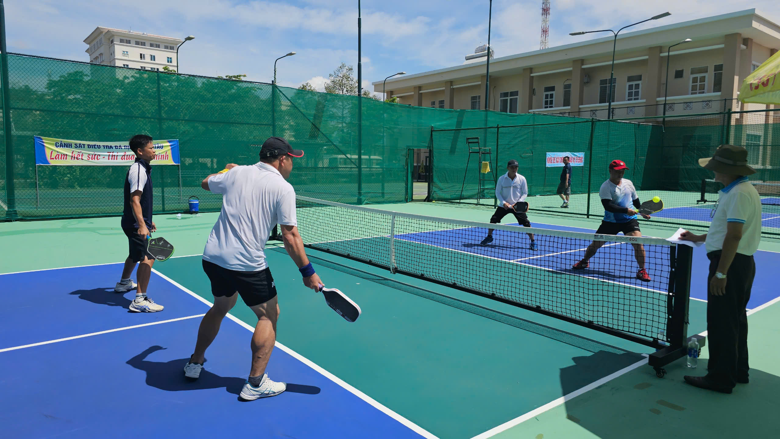 Các vận động viên thi đấu pickleball.