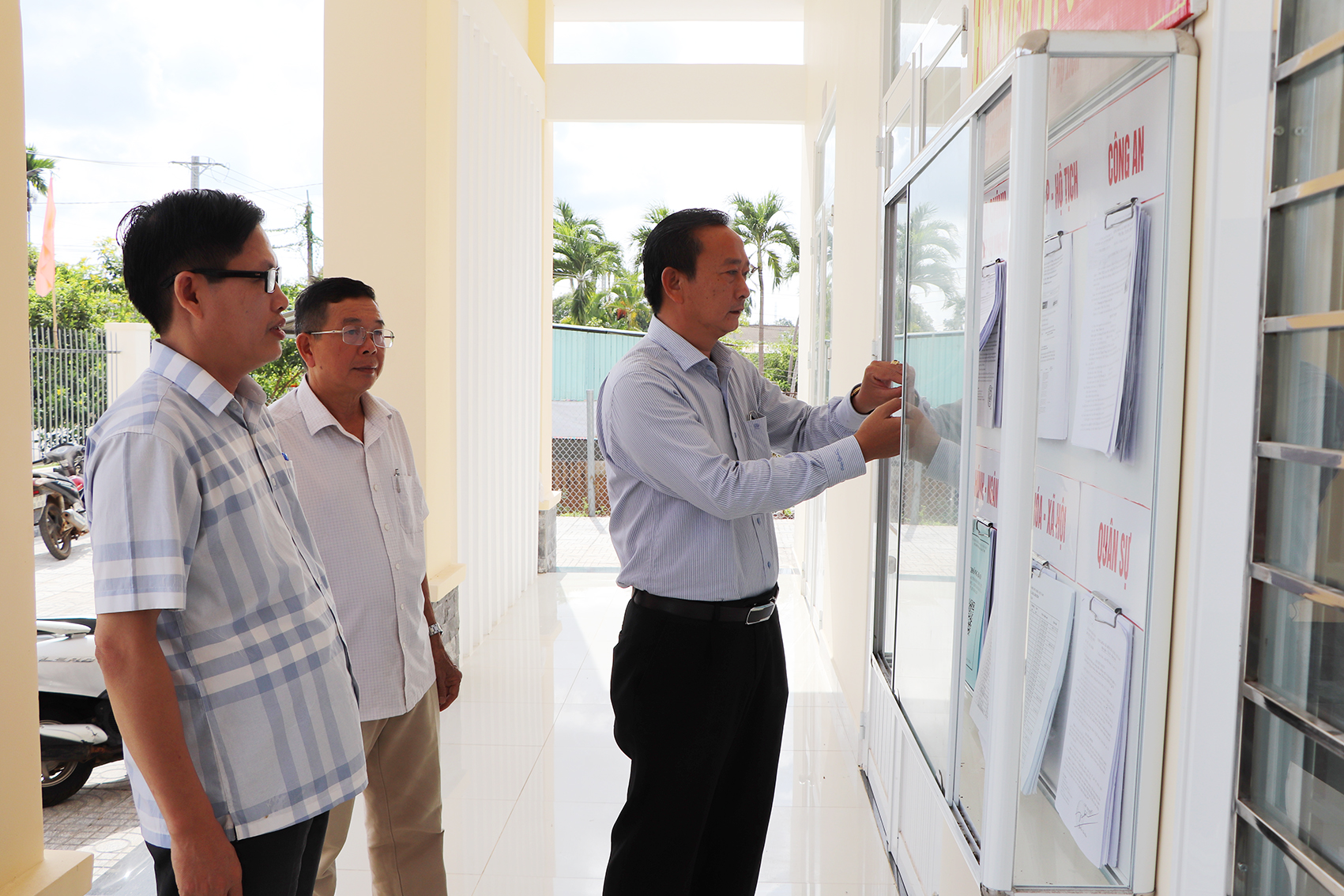 Đoàn kiểm tra việc niêm yết các thông báo tại trụ sở thôn Đồng Tâm (xã Cù Bị, huyện Châu Đức).