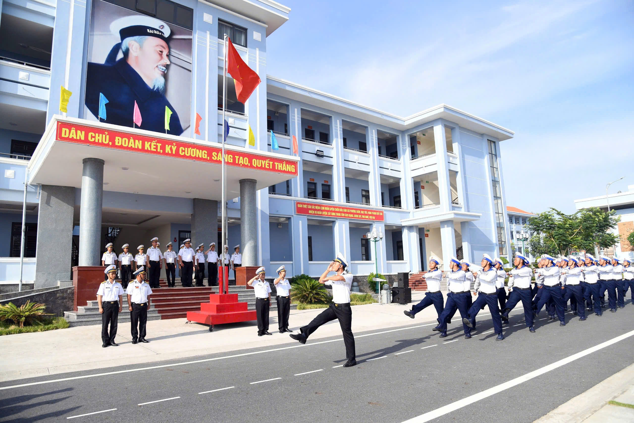Đoàn kiểm tra động tác điều lệnh chiến sĩ mới.