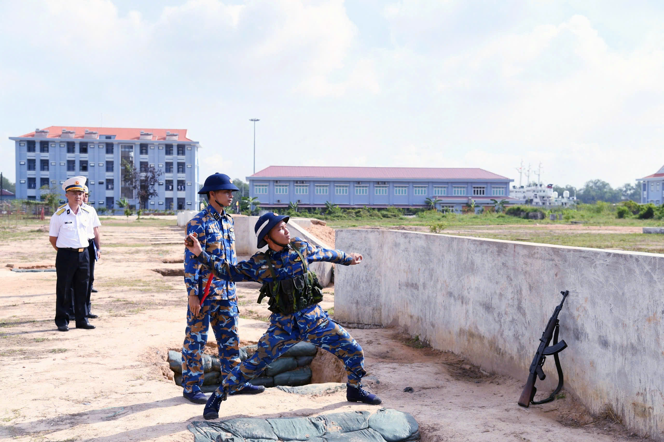 Chiến sĩ mới thực hành nội dung ném lựu đạn.