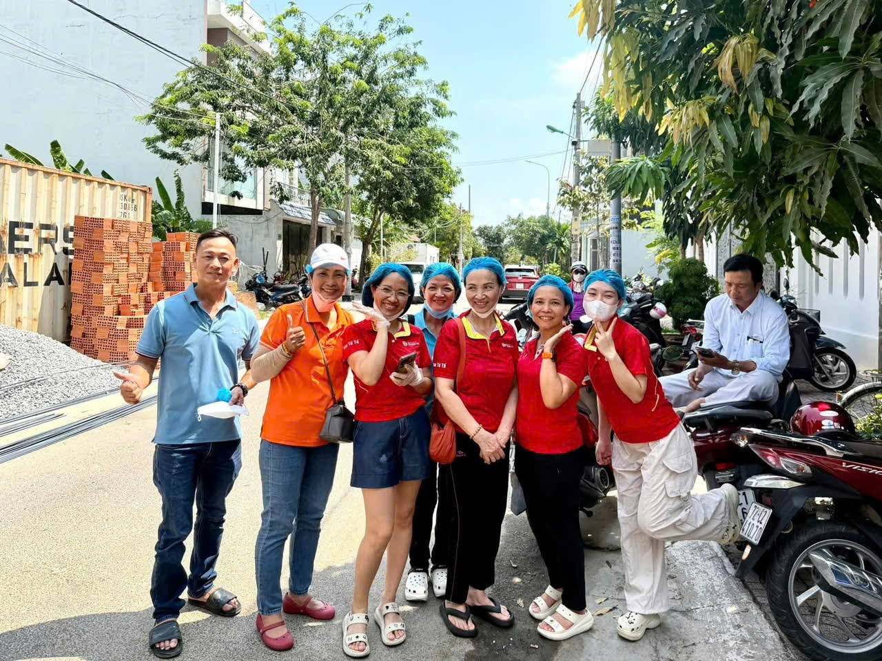 Bà Phi Thị Thanh và các thành viên CLB Tử tế chuẩn bị nấu cháo tặng bệnh nhân khó khăn