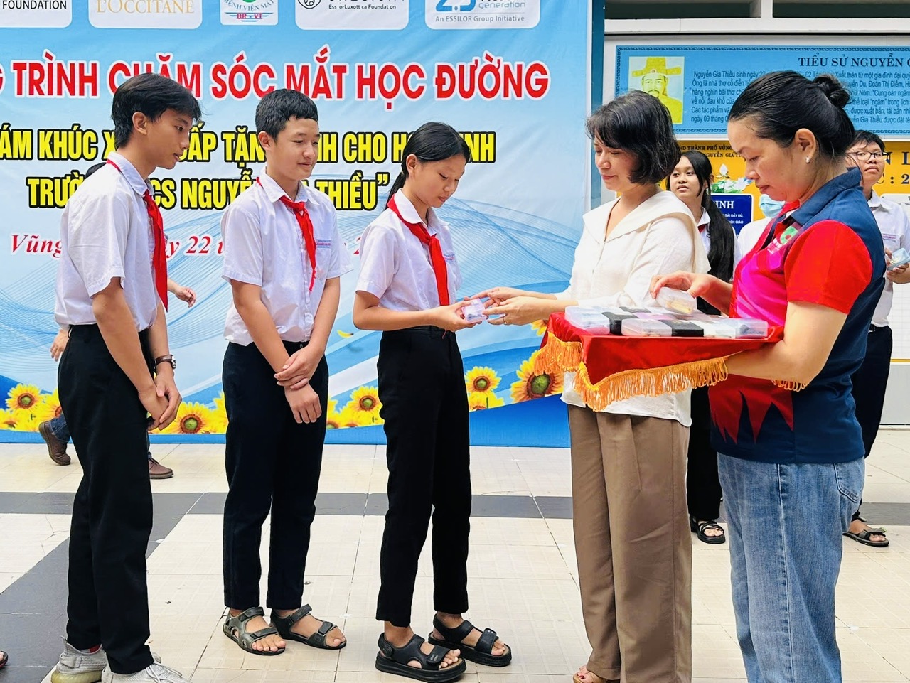 Bà Huỳnh Phương Ly, đại diện Quỹ Thị giác Brien Holden (Australia) tặng kính cho HS.