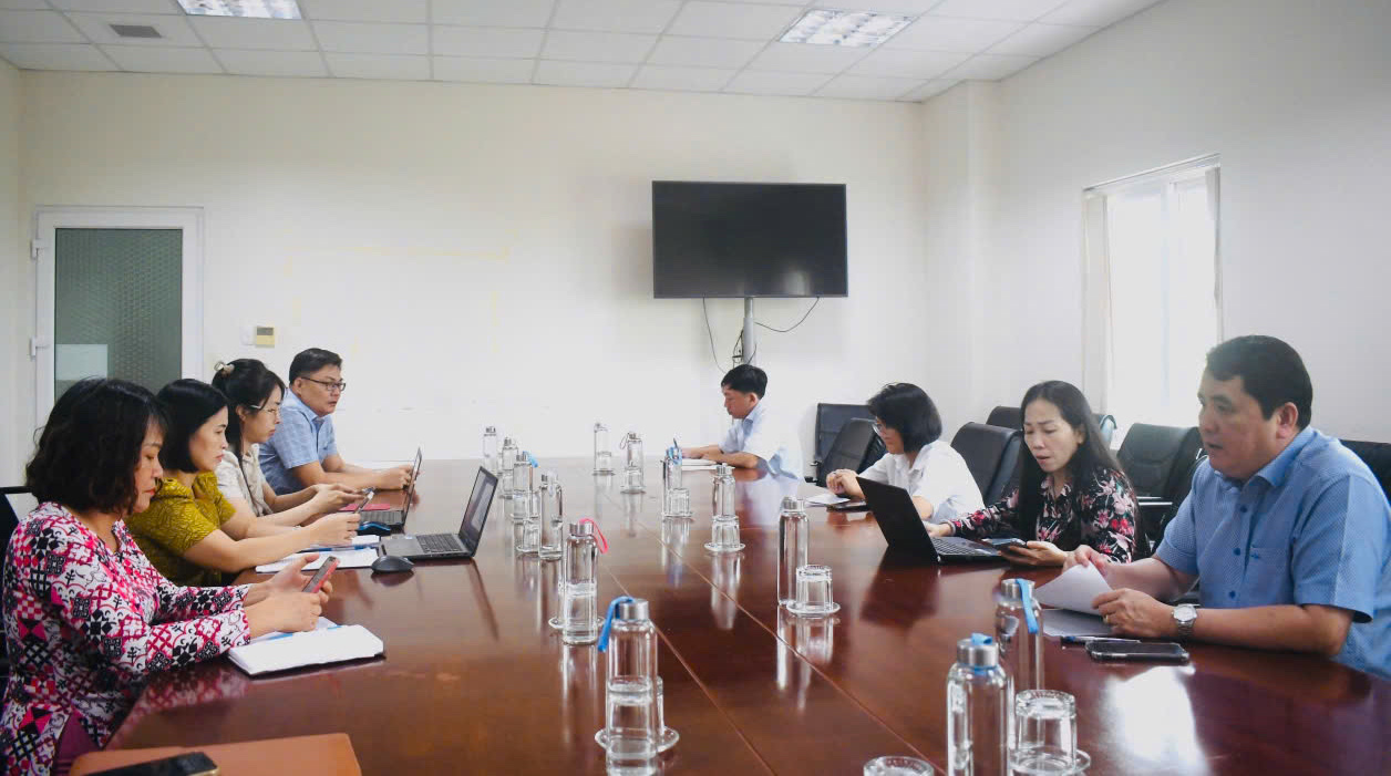 Các đại biểu tham dự cuộc họp.