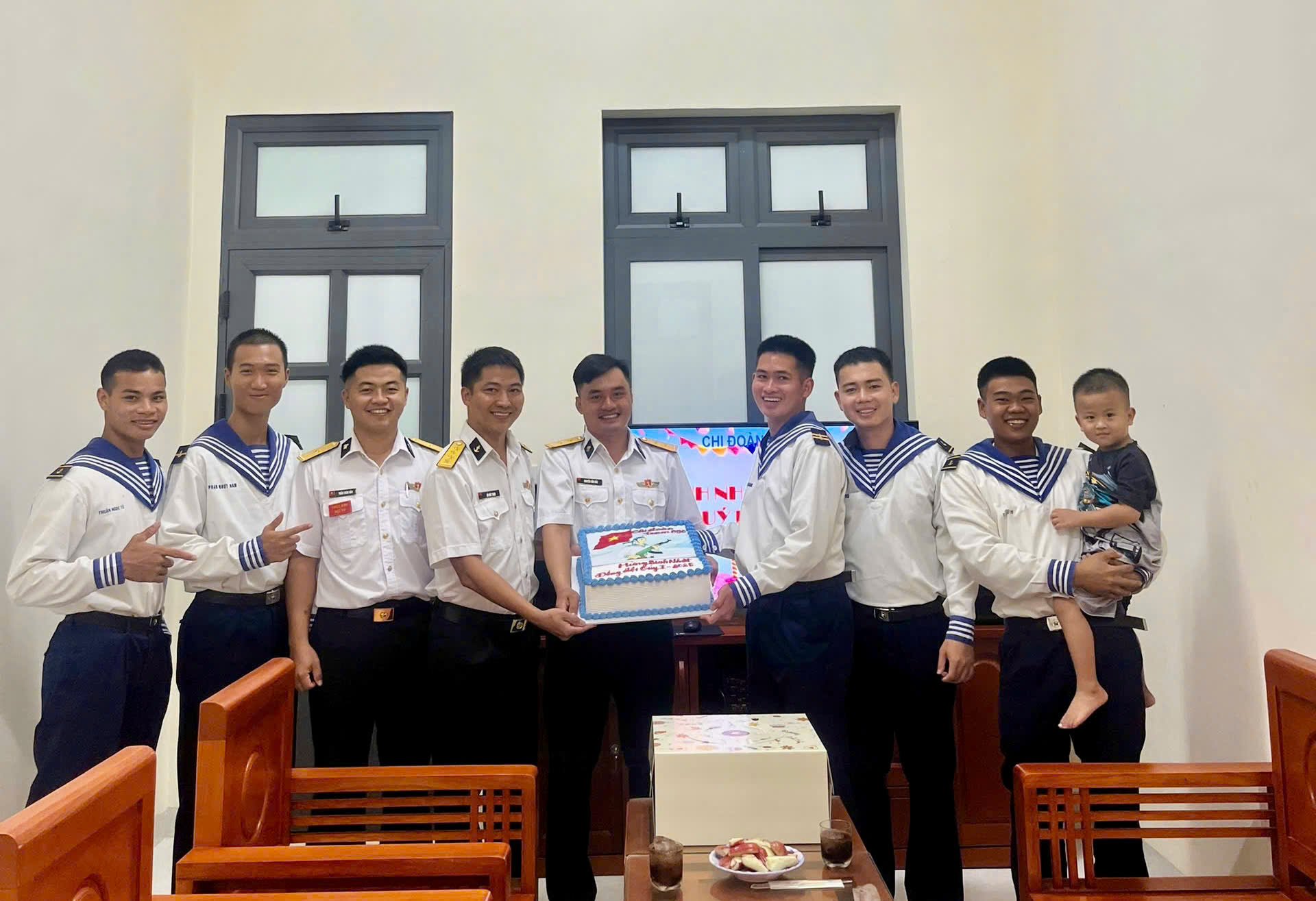 Đơn vị tổ chức sinh nhật cho cán bộ, chiến sĩ tại Trạm 590, huyện Côn Đảo.