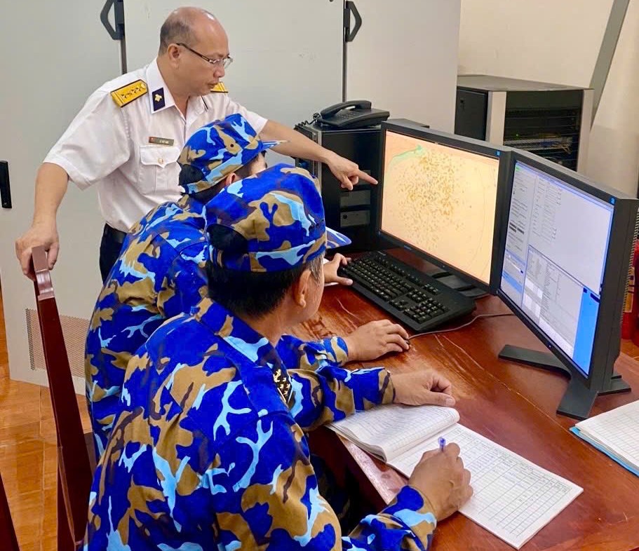 Cán bộ, chiến sĩ Trung đoàn 251 quan sát, theo dõi các mục tiêu trên biển.