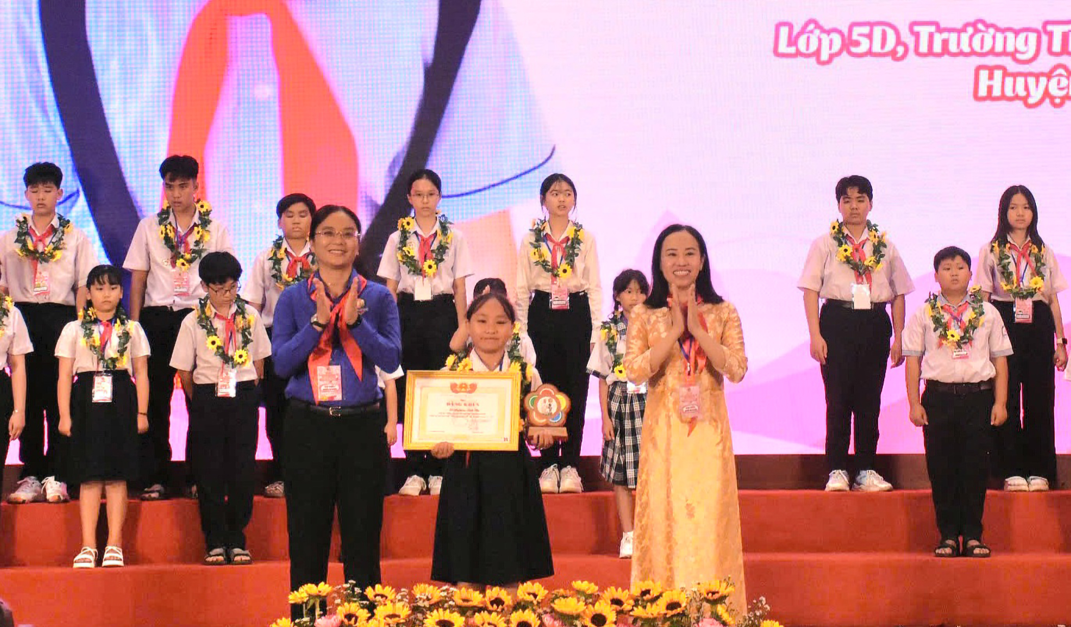 Em Từ Nguyễn Anh Thư, lớp 5D Trường TH Cao Văn Ngọc (huyện Long Đất) nhận danh hiệu Cháu ngoan Bác Hồ cấp tỉnh giai đoạn 2020-2025 và là 1 trong 7 thiếu nhi xuất sắc nhận danh hiệu Cháu ngoan Bác Hồ cấp Trung ương.