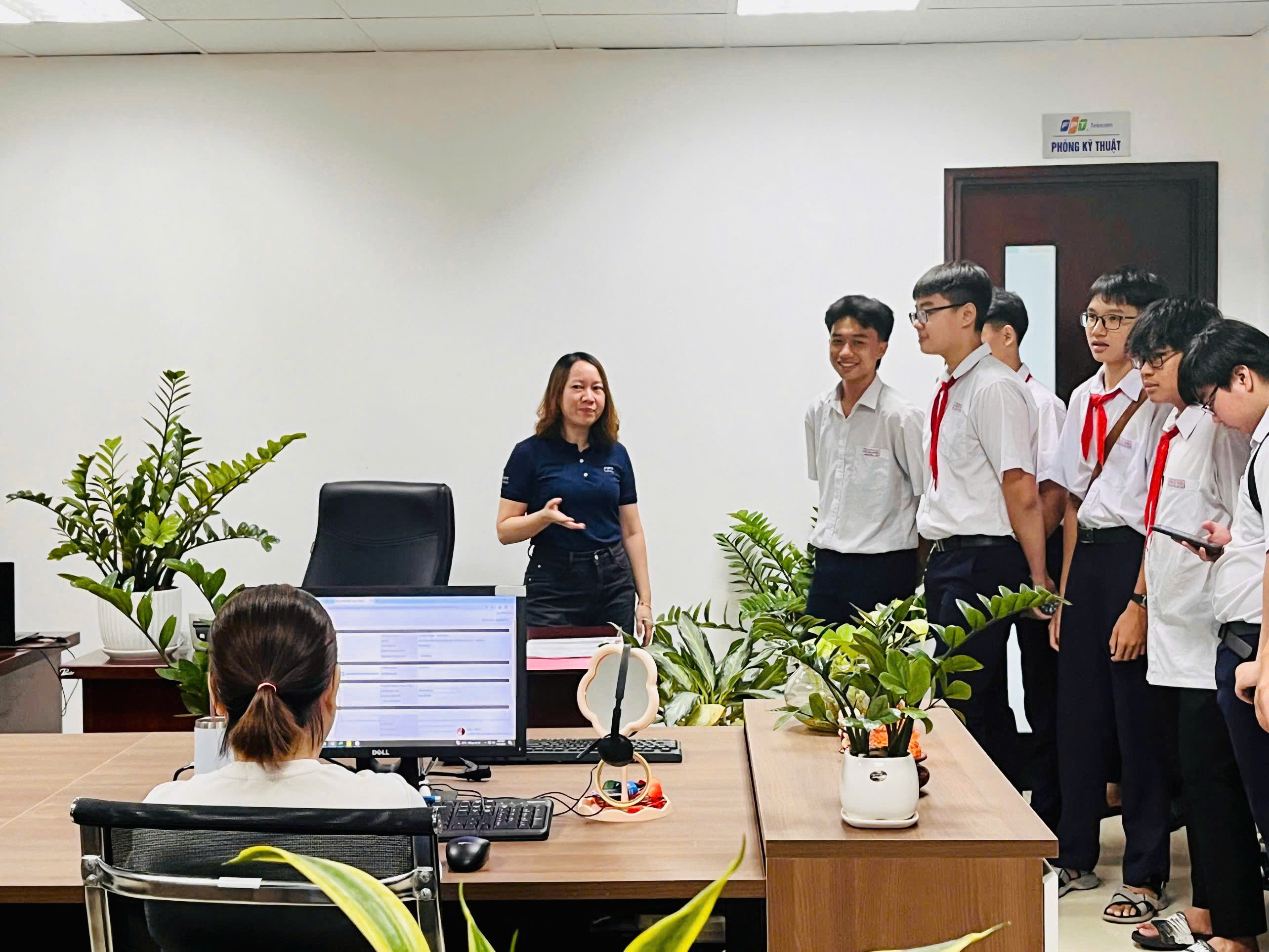 Các em học sinh tham quan Công ty Cổ phần Viễn thông FPT Vũng Tàu.