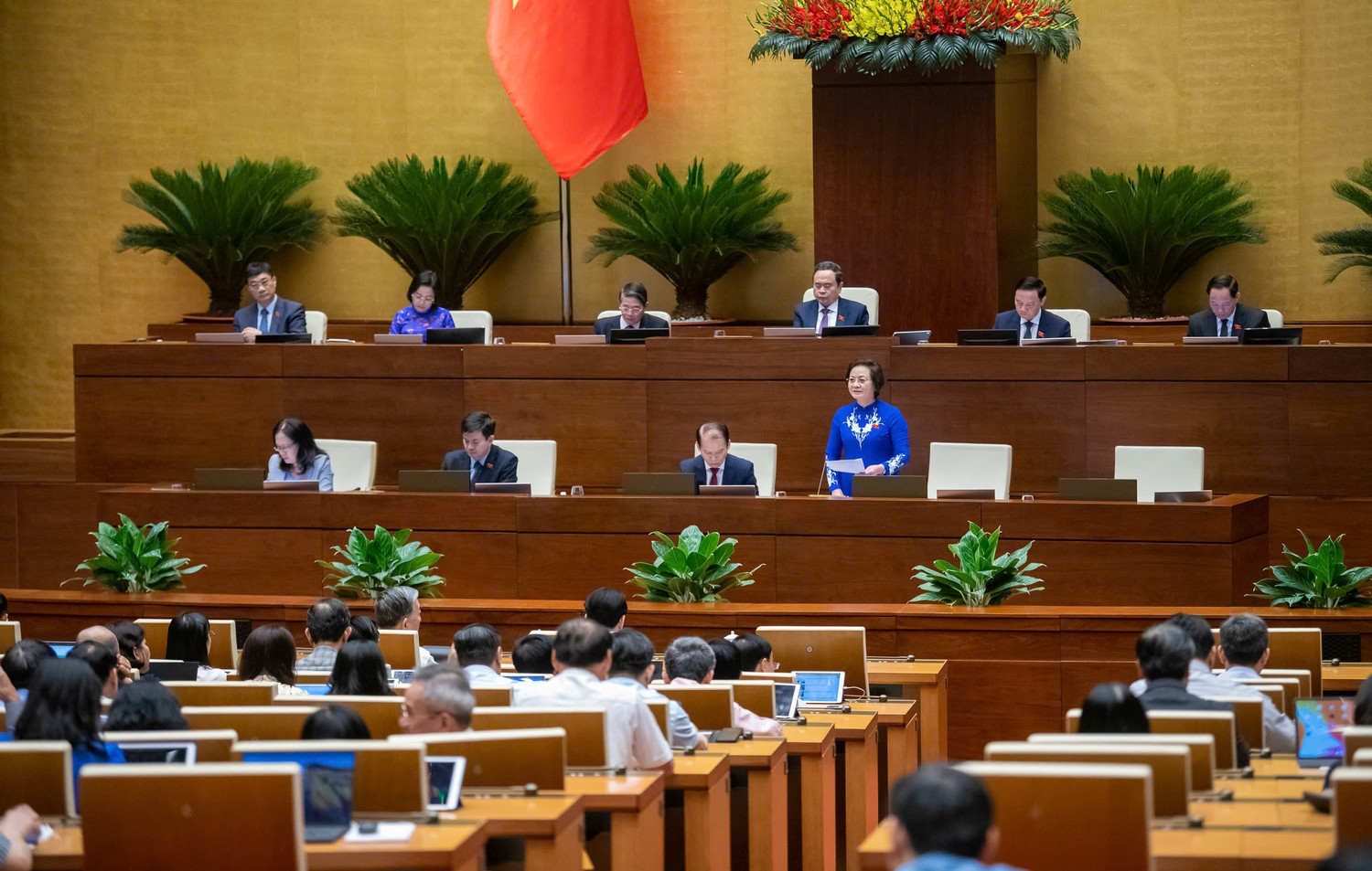 Bộ trưởng Bộ Nội vụ Phạm Thị Thanh Trà phát biểu giải trình, làm rõ một số vấn đề đại biểu Quốc hội nêu  liên quan đến dự án Luật Tổ chức chính quyền địa phương (sửa đổi).