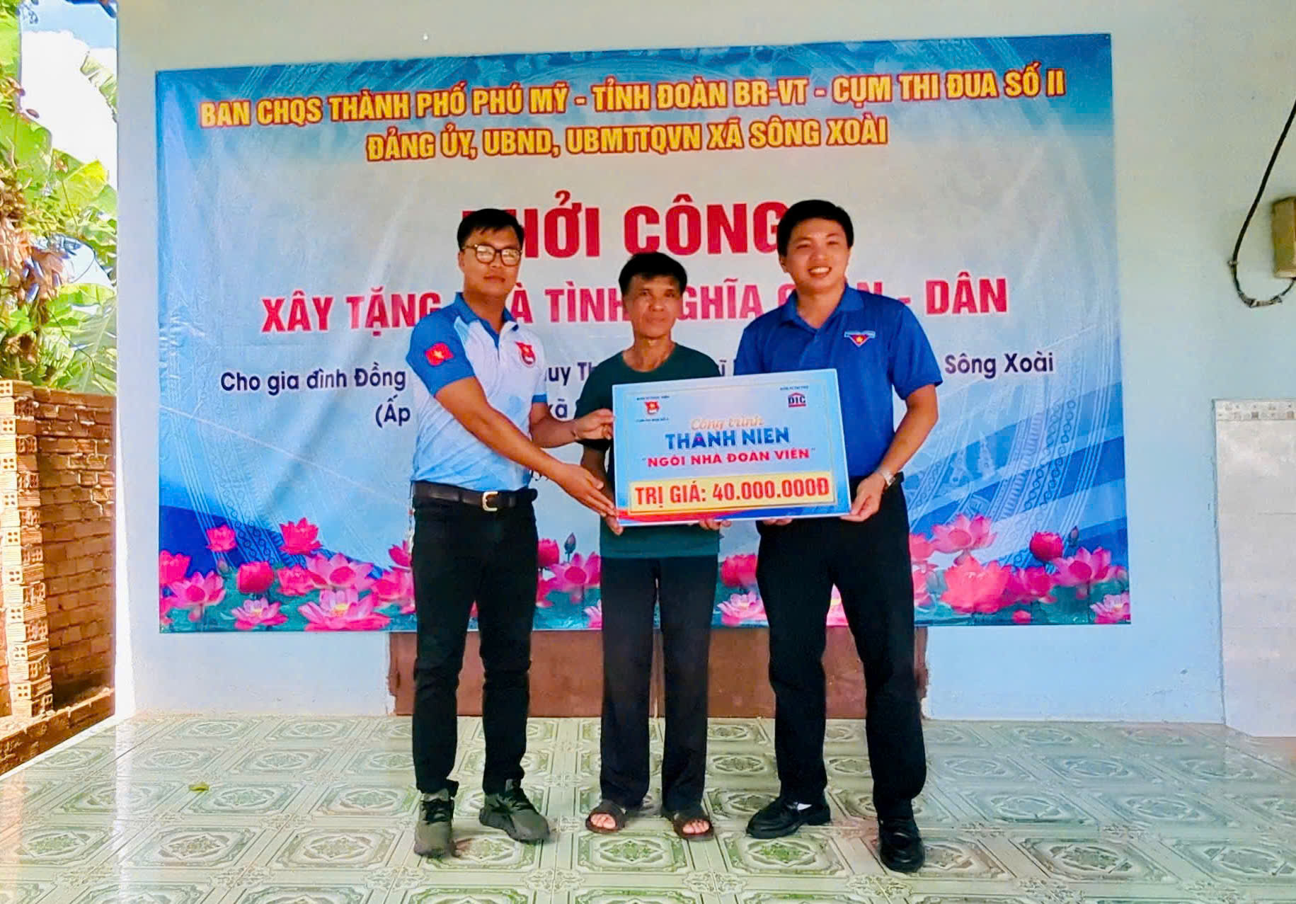 Đơn vị tài trợ trao biểu trưng 40 triệu đồng hỗ trợ gia đình chiến sĩ Nguyễn Huy Thục.