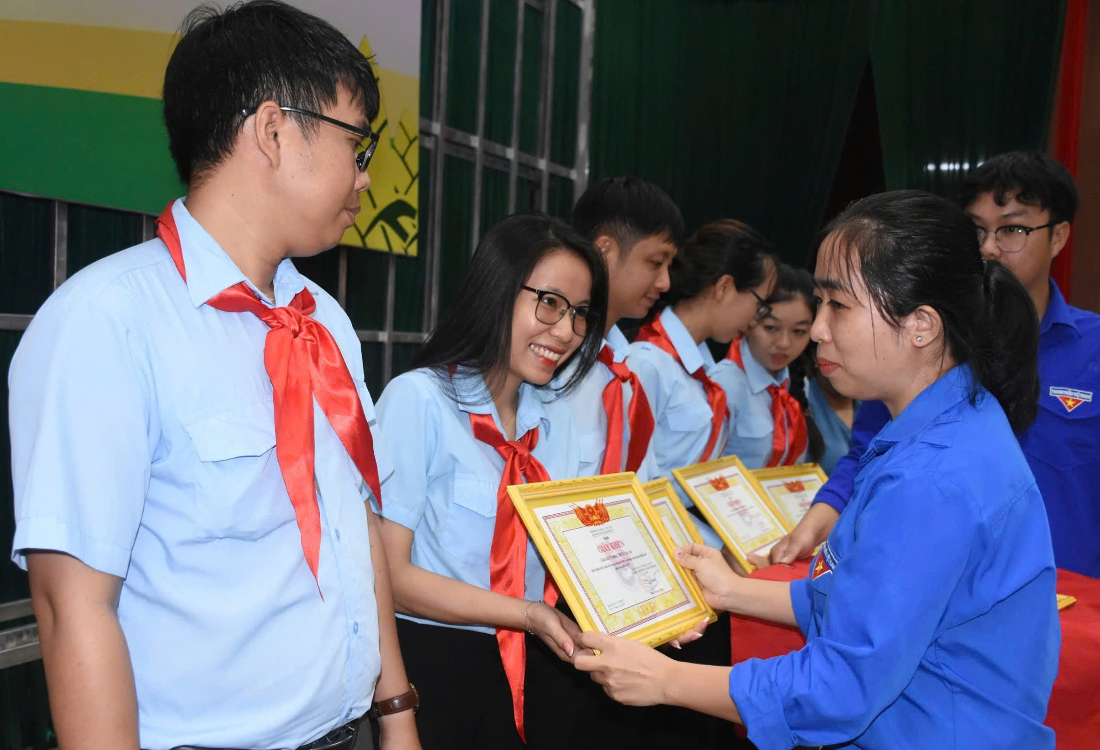 Chị Đoàn Thị Ngọc Hiệp, Bí thư Huyện Đoàn Long Đất trao Giấy khen cho các tập thể xuất sắc trong công tác Đội và phong trào thiếu nhi năm học 2024-2025.