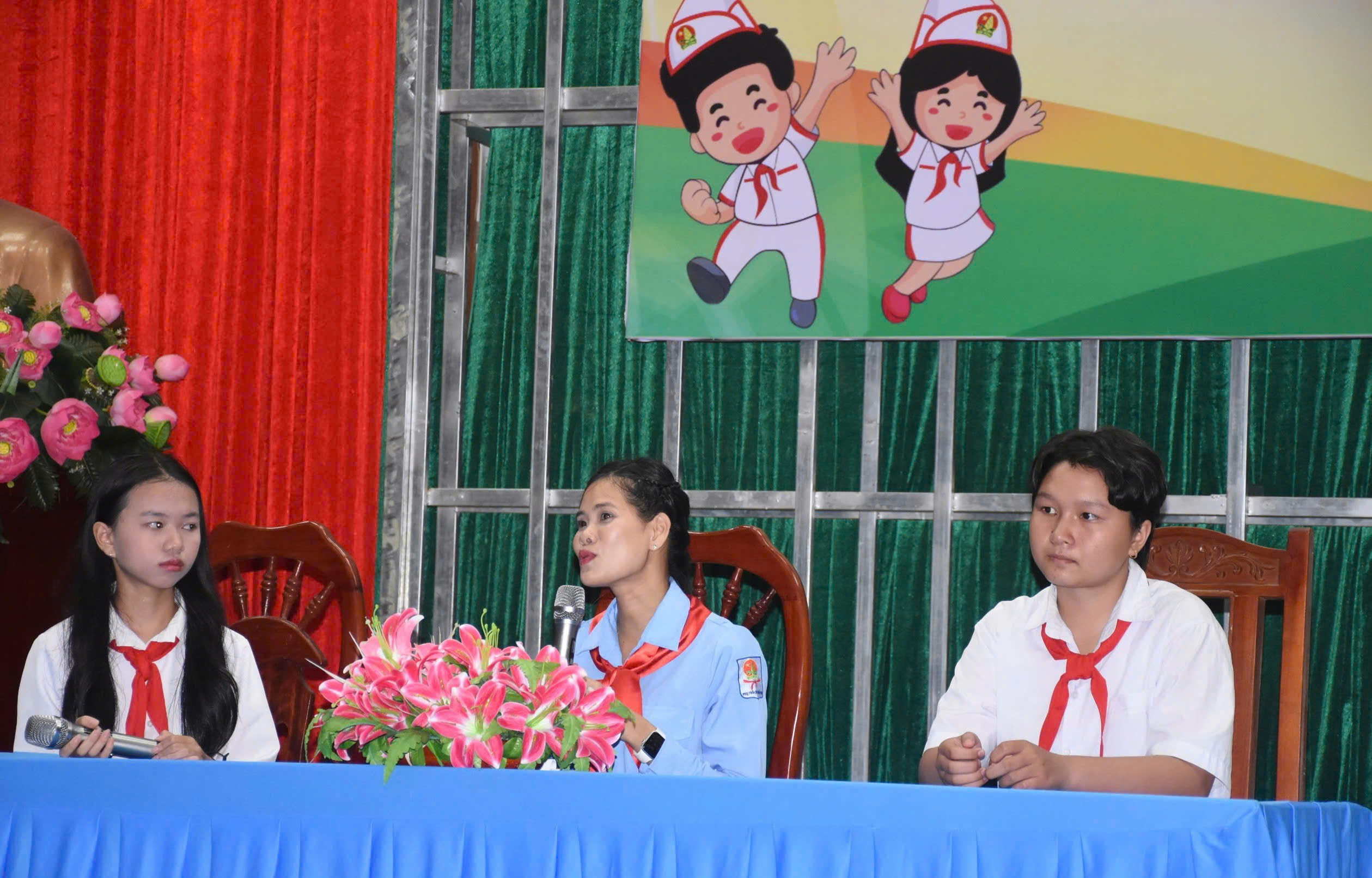 Thiếu nhi vượt khó học giỏi tham gia giao lưu tại chương trình.