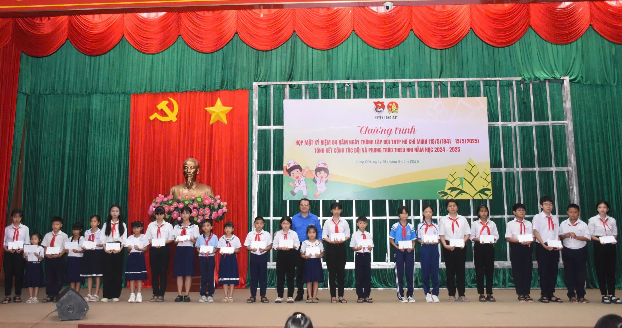 Thiếu nhi có hoàn cảnh khó khăn nhận học bổng tiếp sức đến trường tại chương trình.