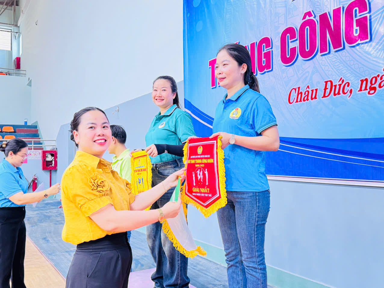 Trao giải cho các VĐV.