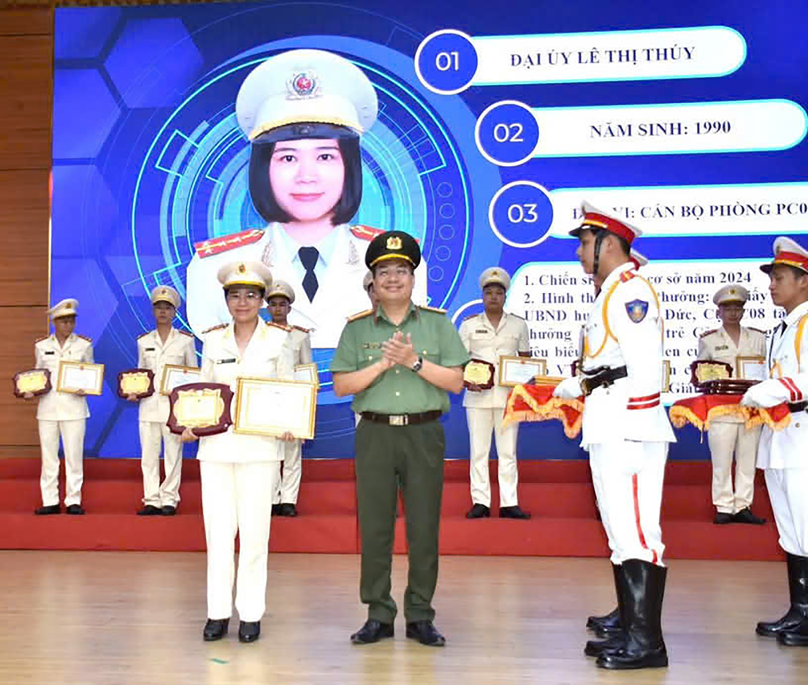 Đại úy Lê Thị Thúy vinh dự được Công an tỉnh tôn vinh là 1 trong 10 gương mặt trẻ công an tiêu biểu toàn tỉnh.