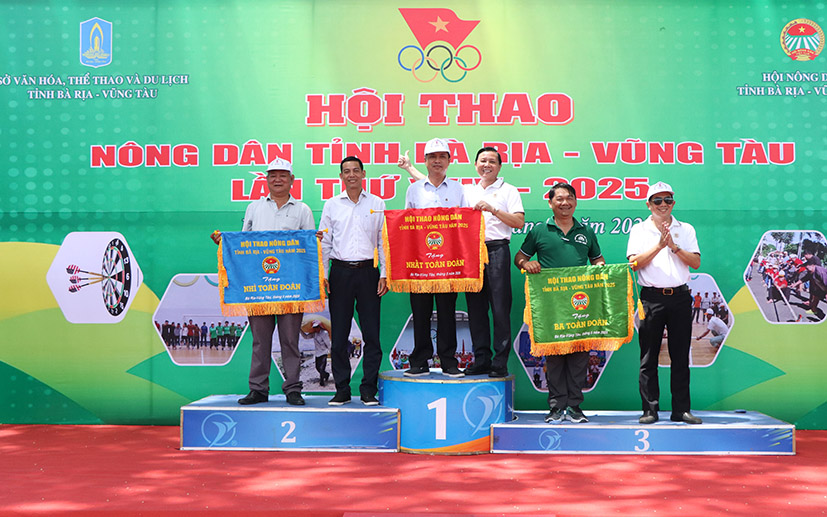 Ông Mai Minh Quang, Chủ tịch Hội Nông dân tỉnh trao giải toàn đoàn cho các đội thi xuất sắc tại hội thao.