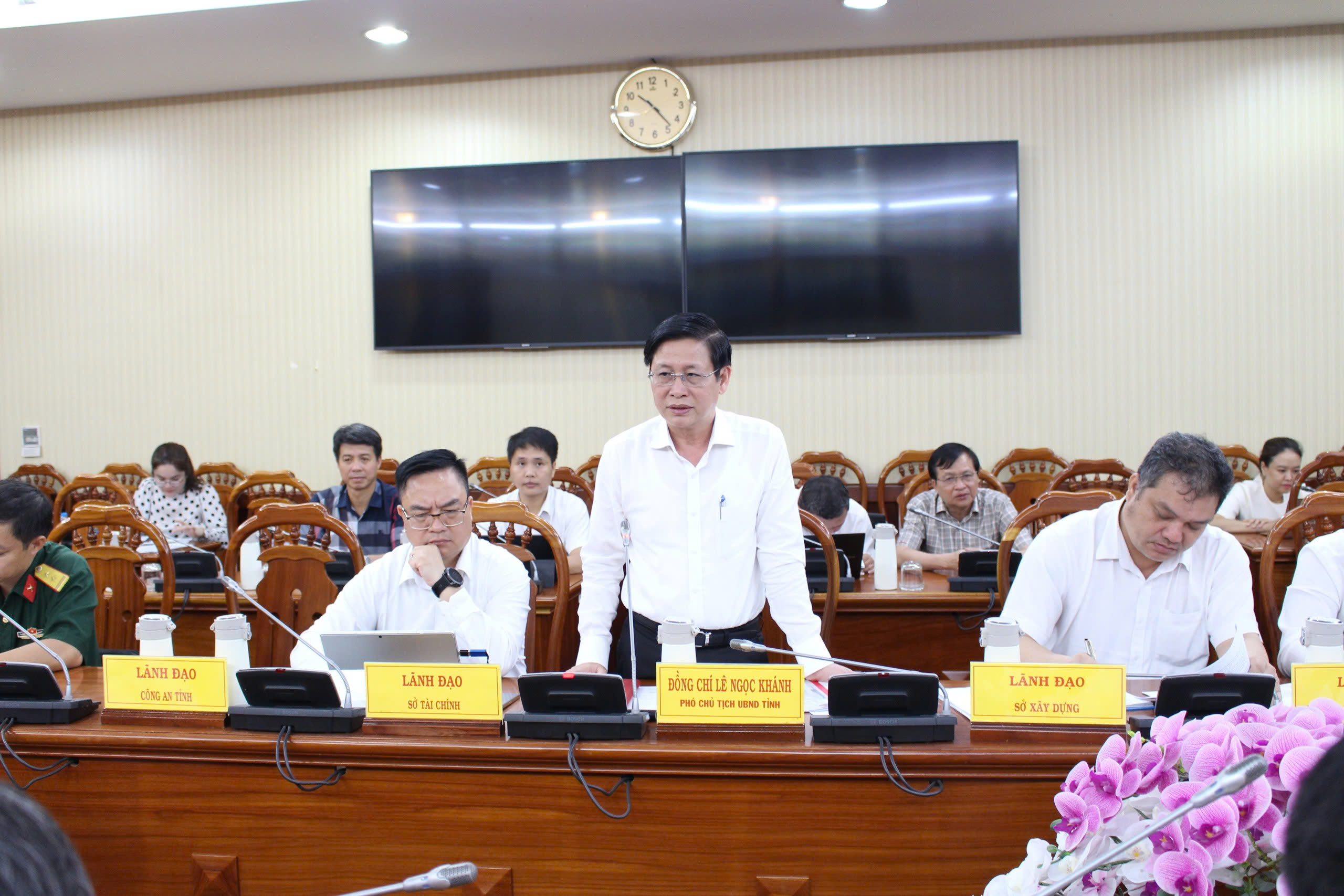 Phó Chủ tịch UBND tỉnh Lê Ngọc Khánh chủ trì cuộc họp.