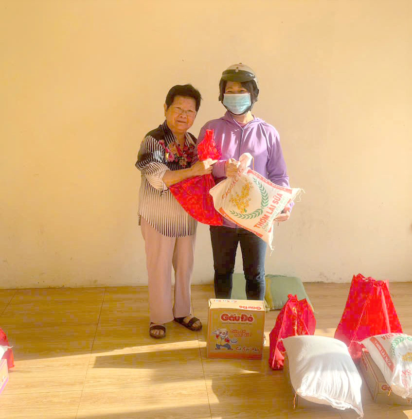  Bà Ngô Quỳnh Lan (ở 28/64 Huyền Trân Công Chúa, TP.Vũng Tàu) luôn học Bác về tình yêu thương con người. Trong ảnh: Bà Quỳnh Lan tặng quà cho người khó khăn.