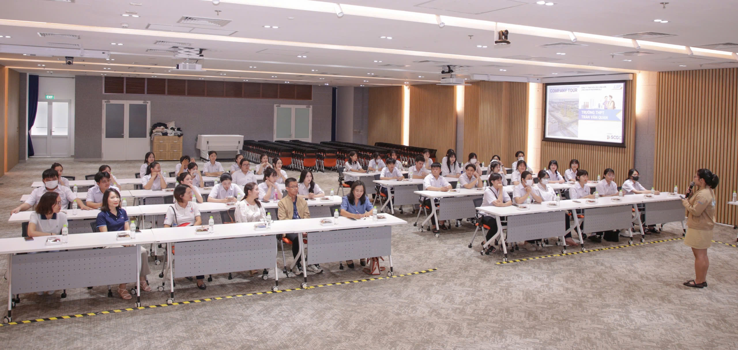 Học sinh tham quan Tổ hợp Hóa dầu Long Sơn.