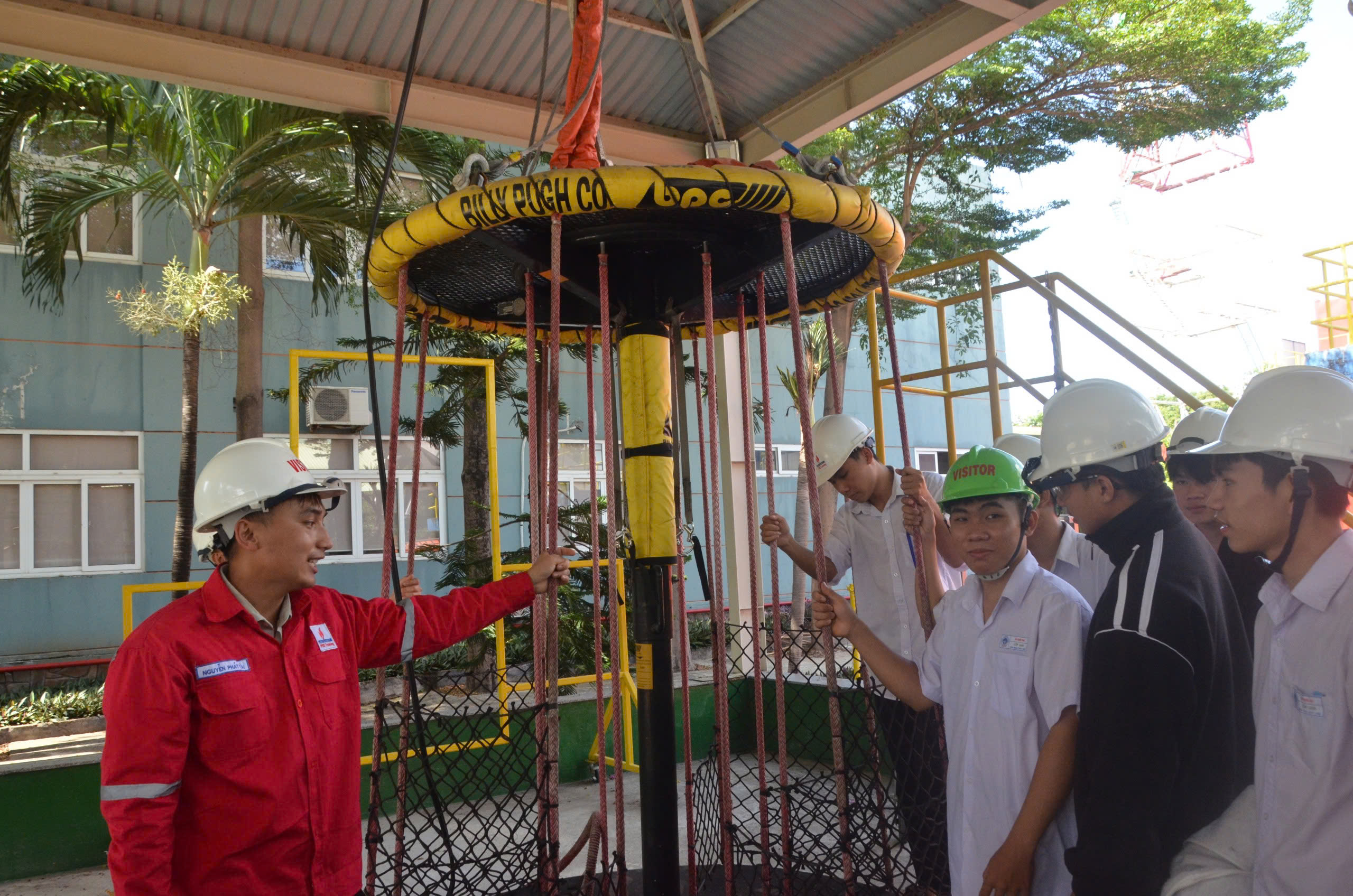 Học sinh tham quan cảng PTSC.