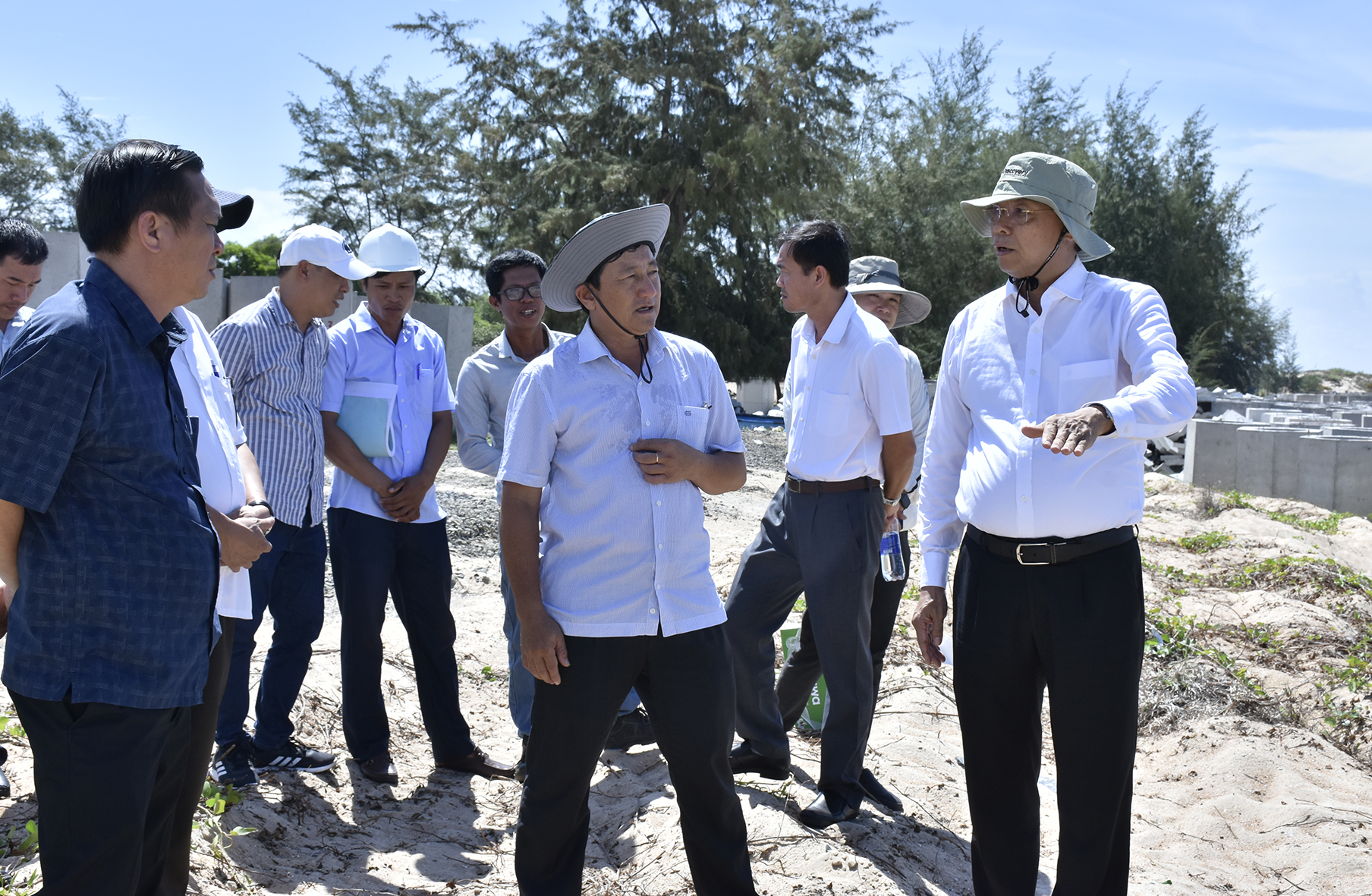 Chủ tịch UBND tỉnh Nguyễn Văn Thọ (bìa phải) khảo sát thực địa dự án  xây dựng công trình bảo vệ bờ biển Hồ Tràm.