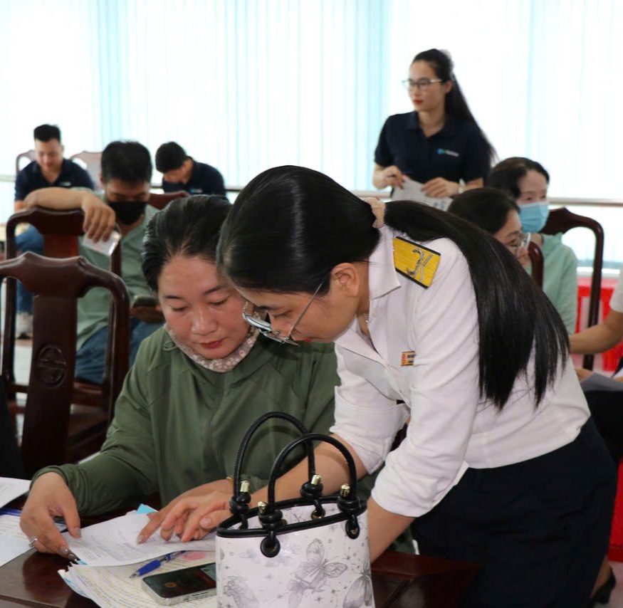 Thiết bị di động (eTax Mobile) tạm thời sẽ không thể sử dụng. Trong ảnh: Cán bộ Đội thuế liên huyện Vũng Tàu - Côn Đảo hướng dẫn người nộp thuế cài đặt và sử dụng ứng dụng eTax Mobile trên thiết bị di động ngày 7/5 vừa qua. 
