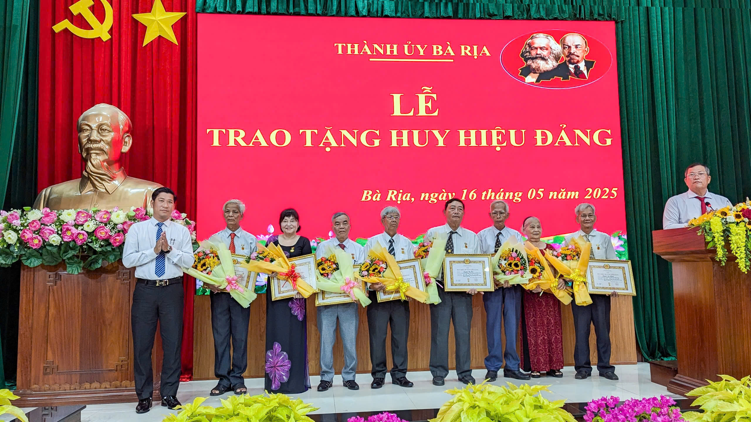 Phó Chủ tịch UBND TP.Bà Rịa Đặng Huy Quang trao Huy hiệu Đảng cho các đảng viên.