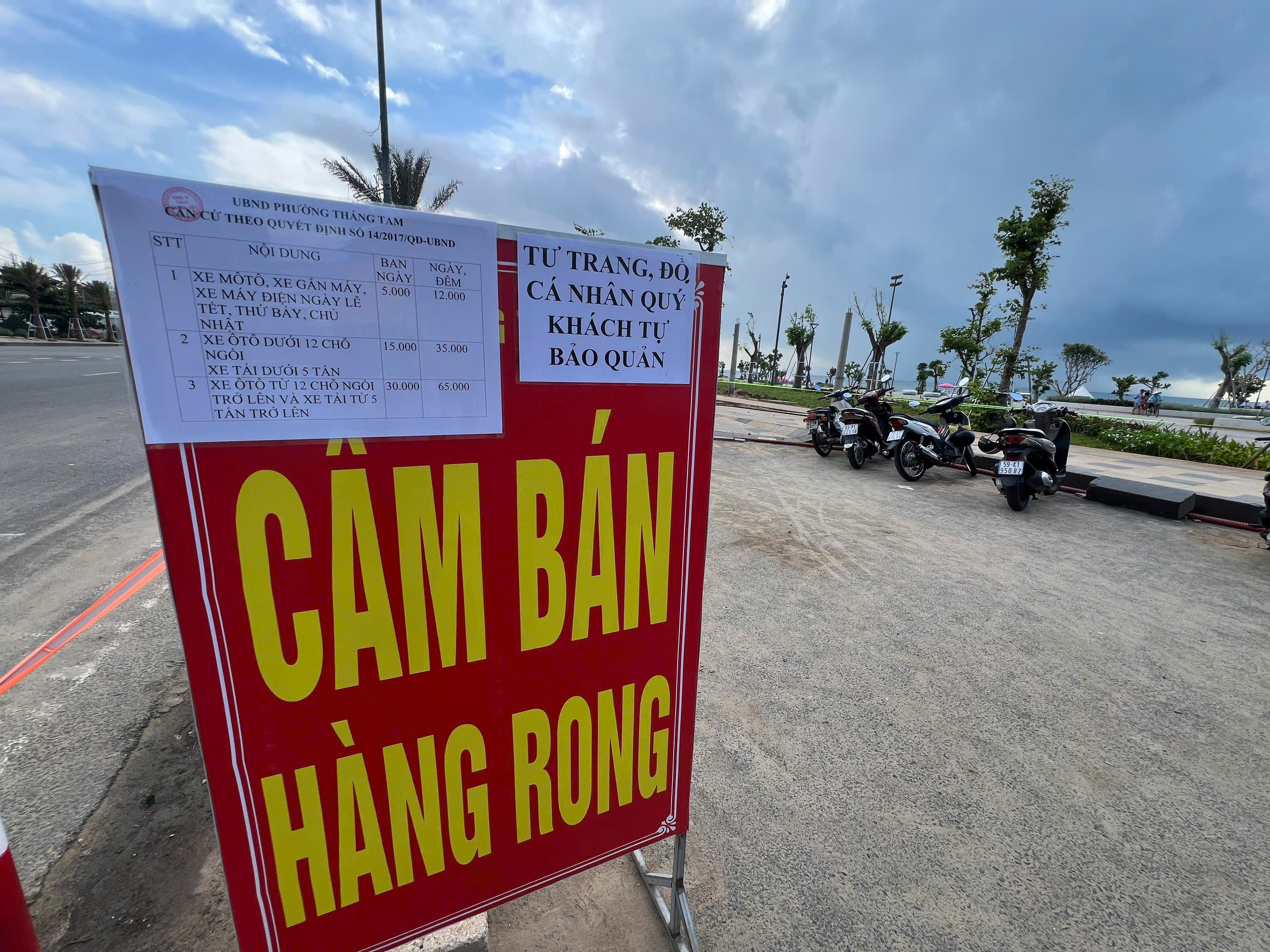 Bảng niêm yết về giá trông giữ xe tại khu vực Bãi Sau.