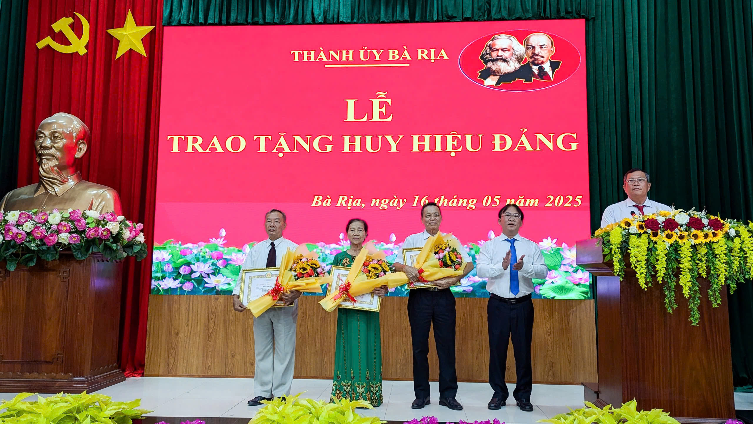 Bí thư Thành ủy Bà Rịa Trần Tuấn Lĩnh trao Huy hiệu Đảng cho các đảng viên.